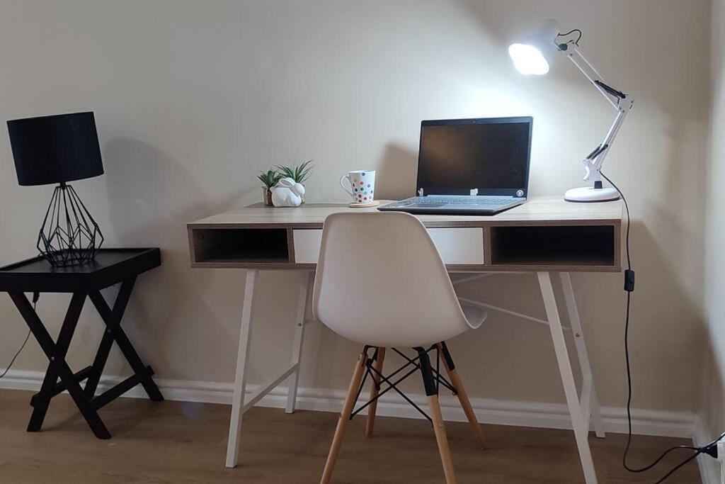 Flatlet Close To N1&n7 Offstreet Parking * Cape Town