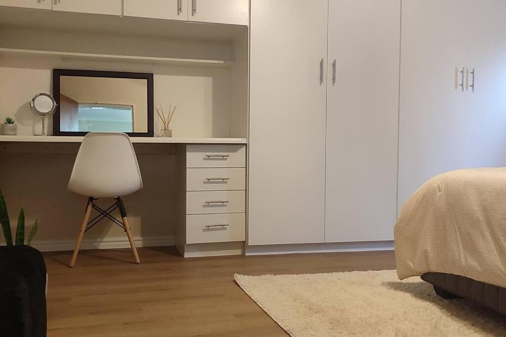 Apartment Flatlet Close To N1&n7 Offstreet Parking *