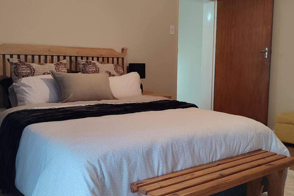 Flatlet Close To N1&n7 Offstreet Parking *